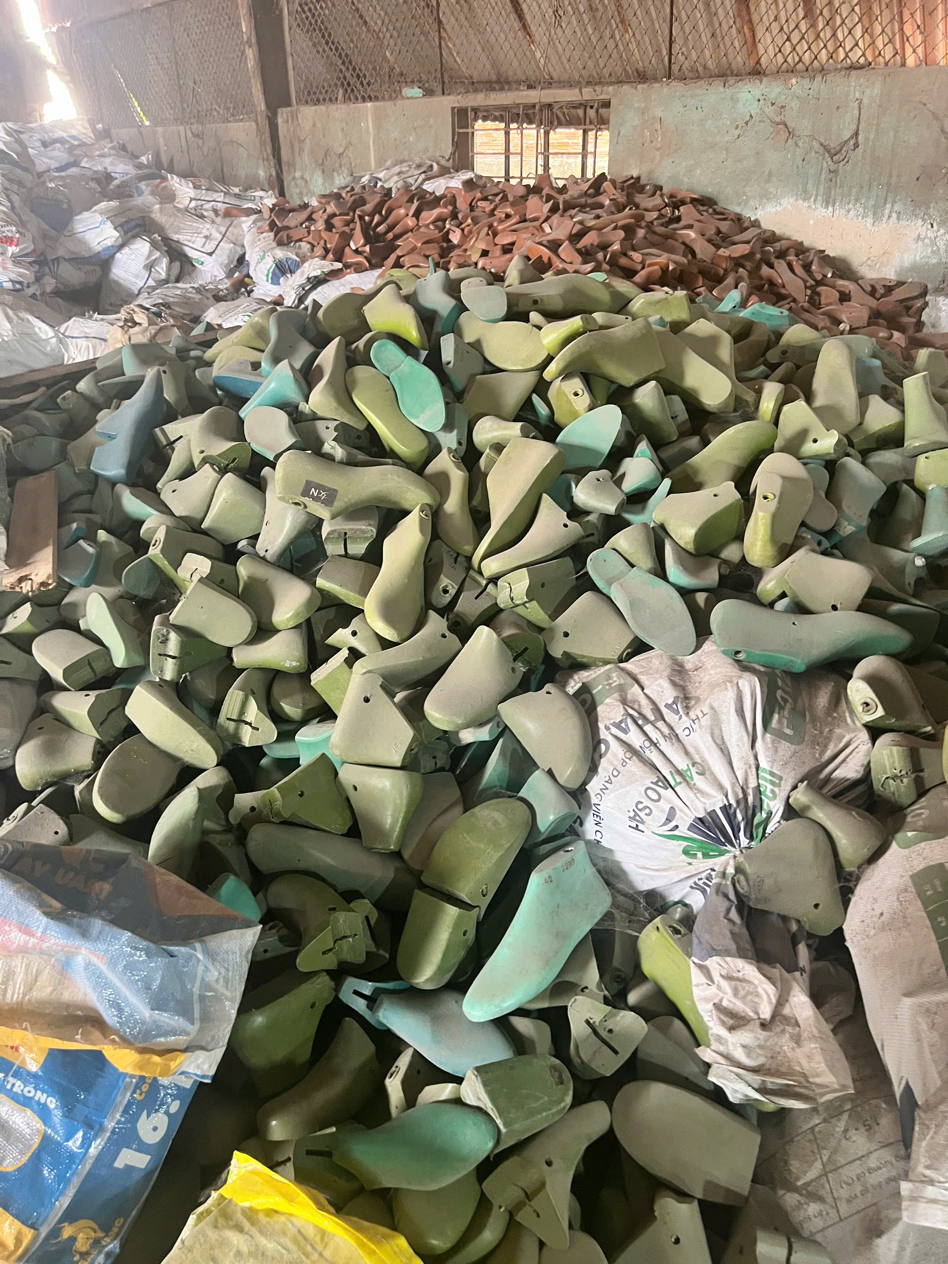 Thu mua khuôn giầy phế liệu giá cao