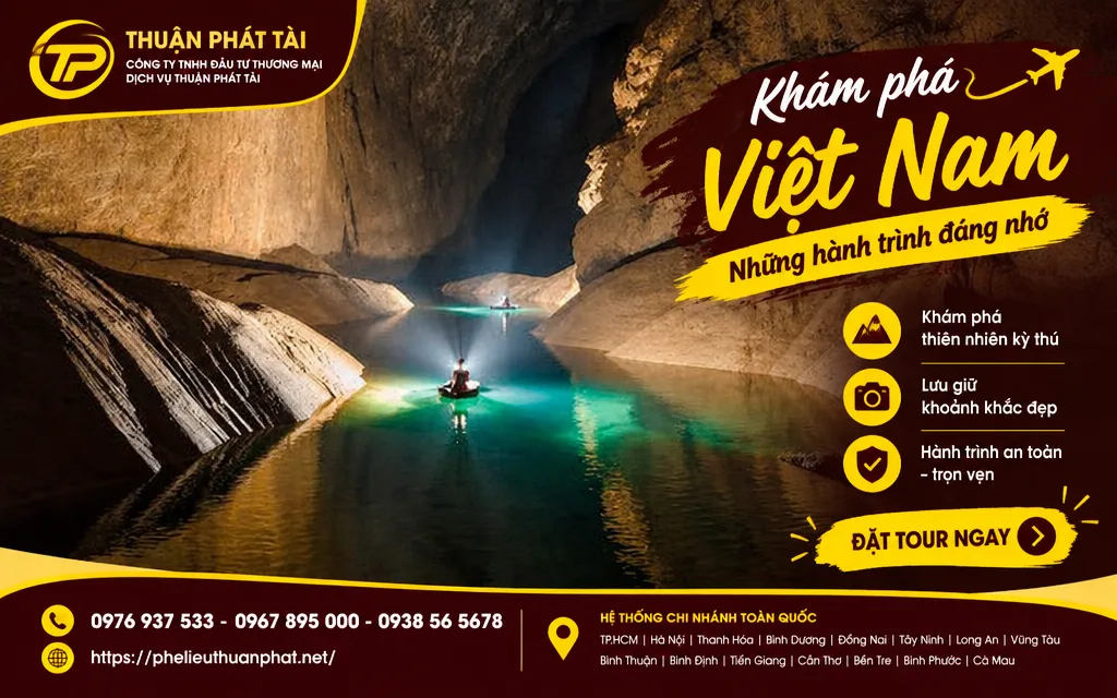 Thuyền đi qua kênh rạch xanh mát ở miền Tây Nam Bộ