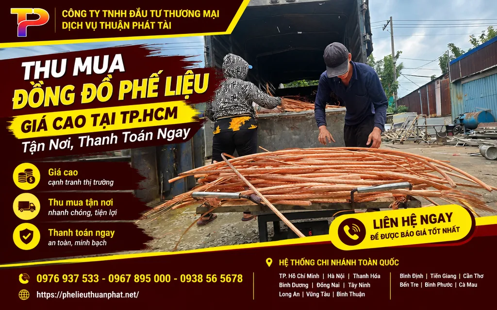 Nhân viên cân đo và bốc xếp đồng phế liệu tận nơi cho khách hàng